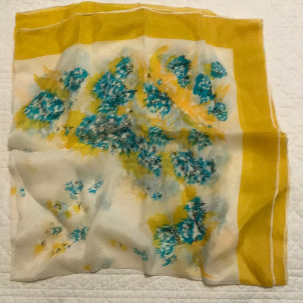 ✨Rare Vinatge✨ EUC Scarf - Picture 1 of 2